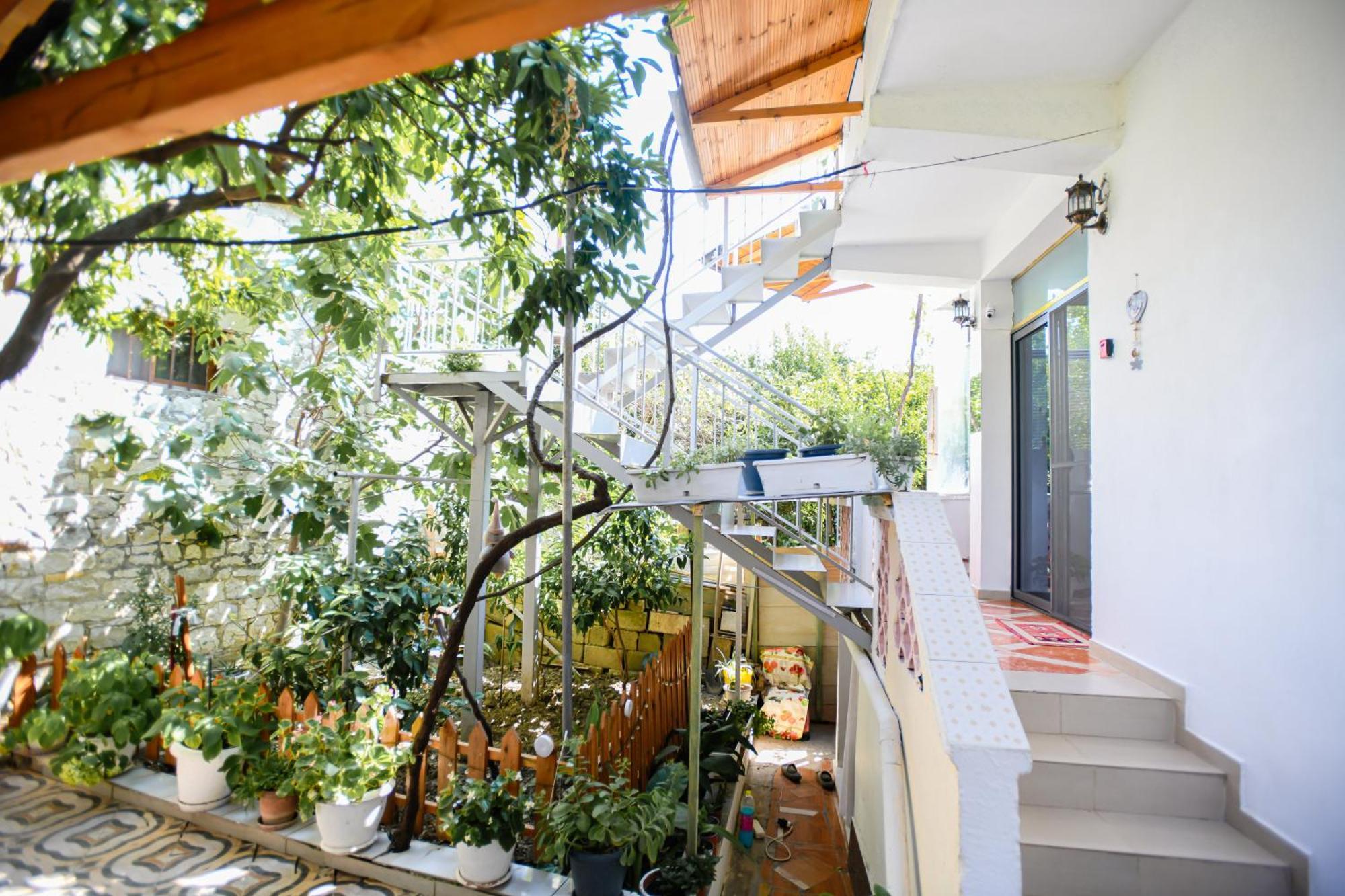 Guest House Flowers Berat Bagian luar foto