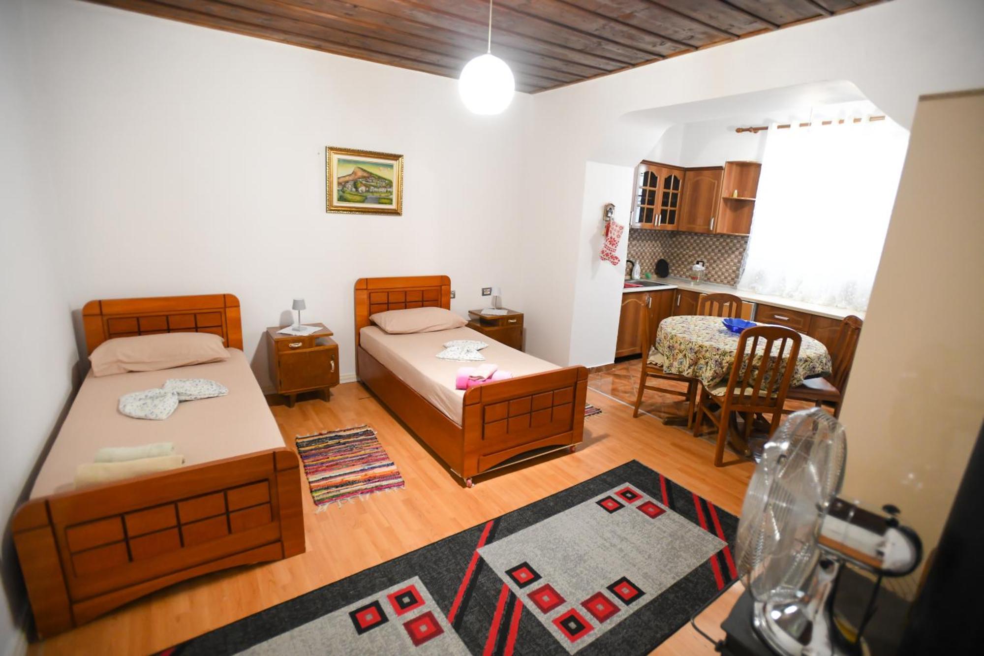 Guest House Flowers Berat Bagian luar foto