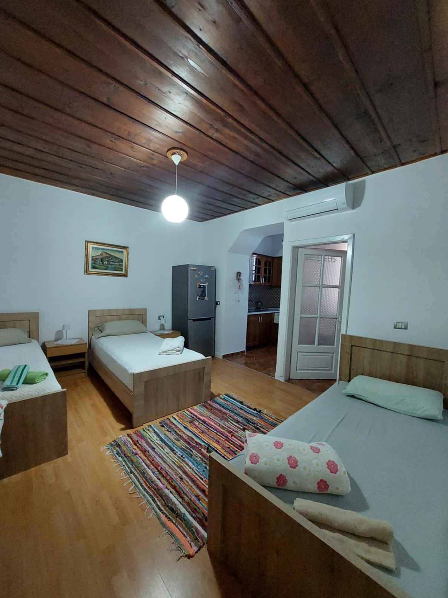 Guest House Flowers Berat Bagian luar foto