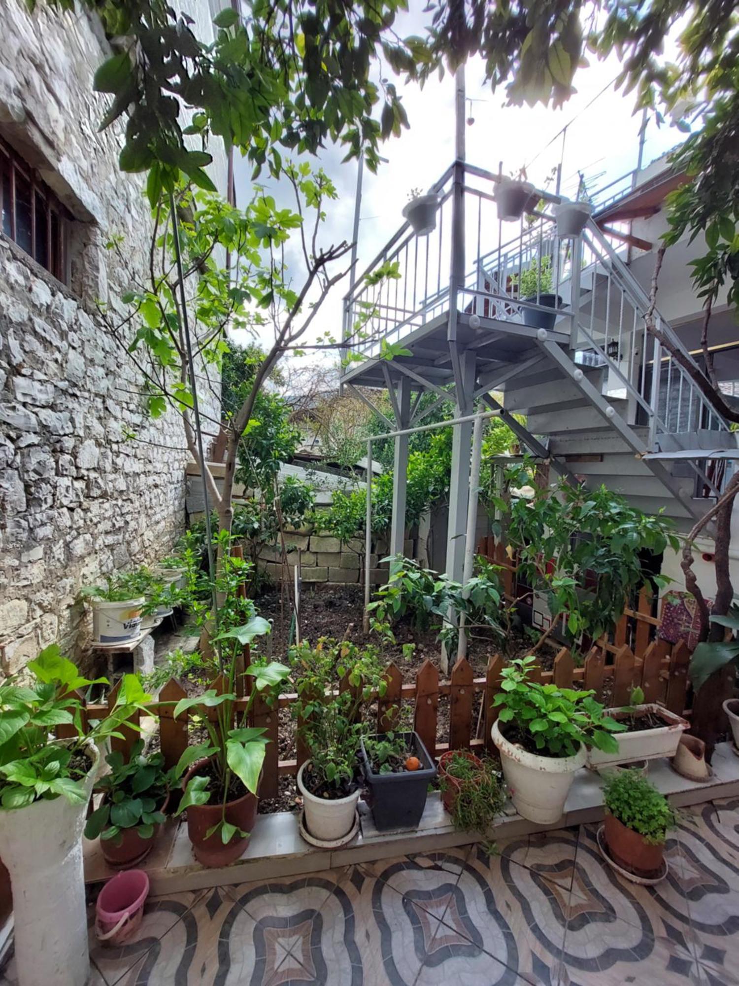 Guest House Flowers Berat Bagian luar foto