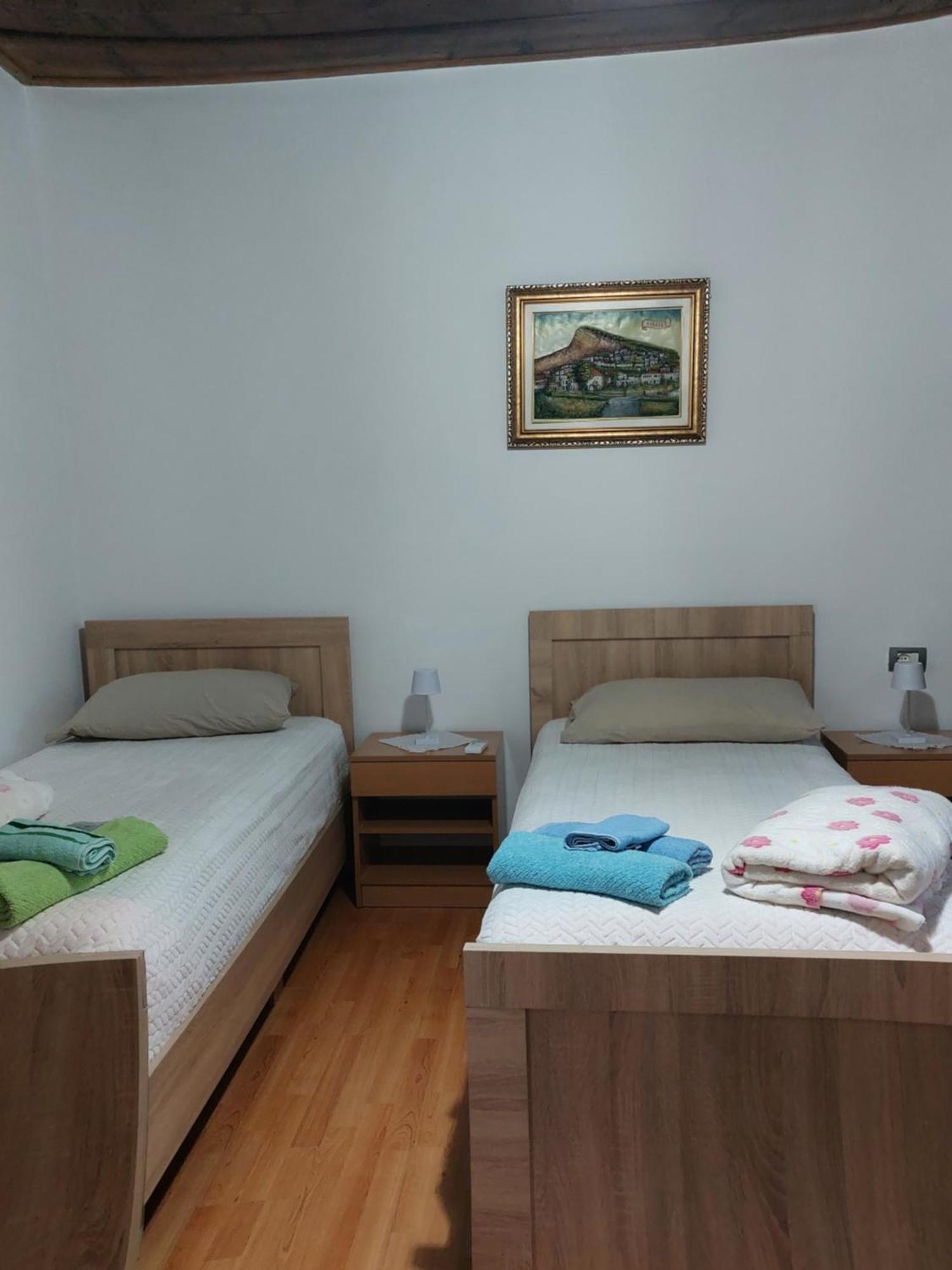 Guest House Flowers Berat Bagian luar foto